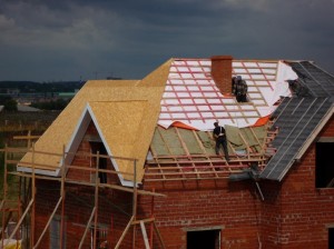 Монтаж изоляционной пленки на крыше дома в Армянске 